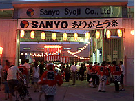 夜になると盆踊りも始まり、さらに盛り上がります。